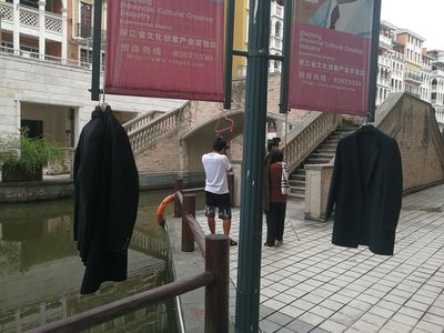 杭州網店模特 音樂節拍下的時尚舞者，200套服裝的拍攝速寫